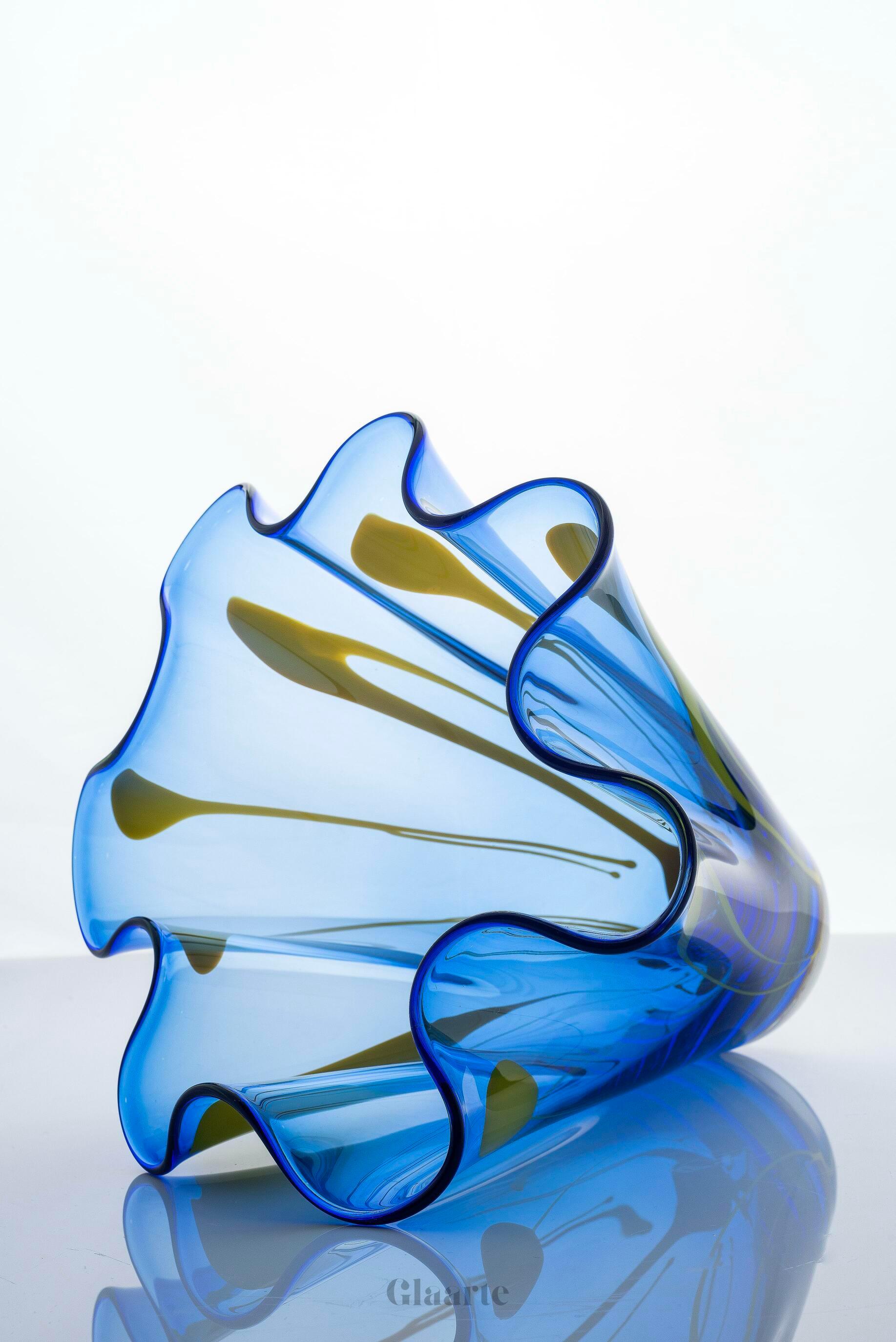 Kryształowy wysoki wazon dekoracyjny Cucuri Blue - Glaarte