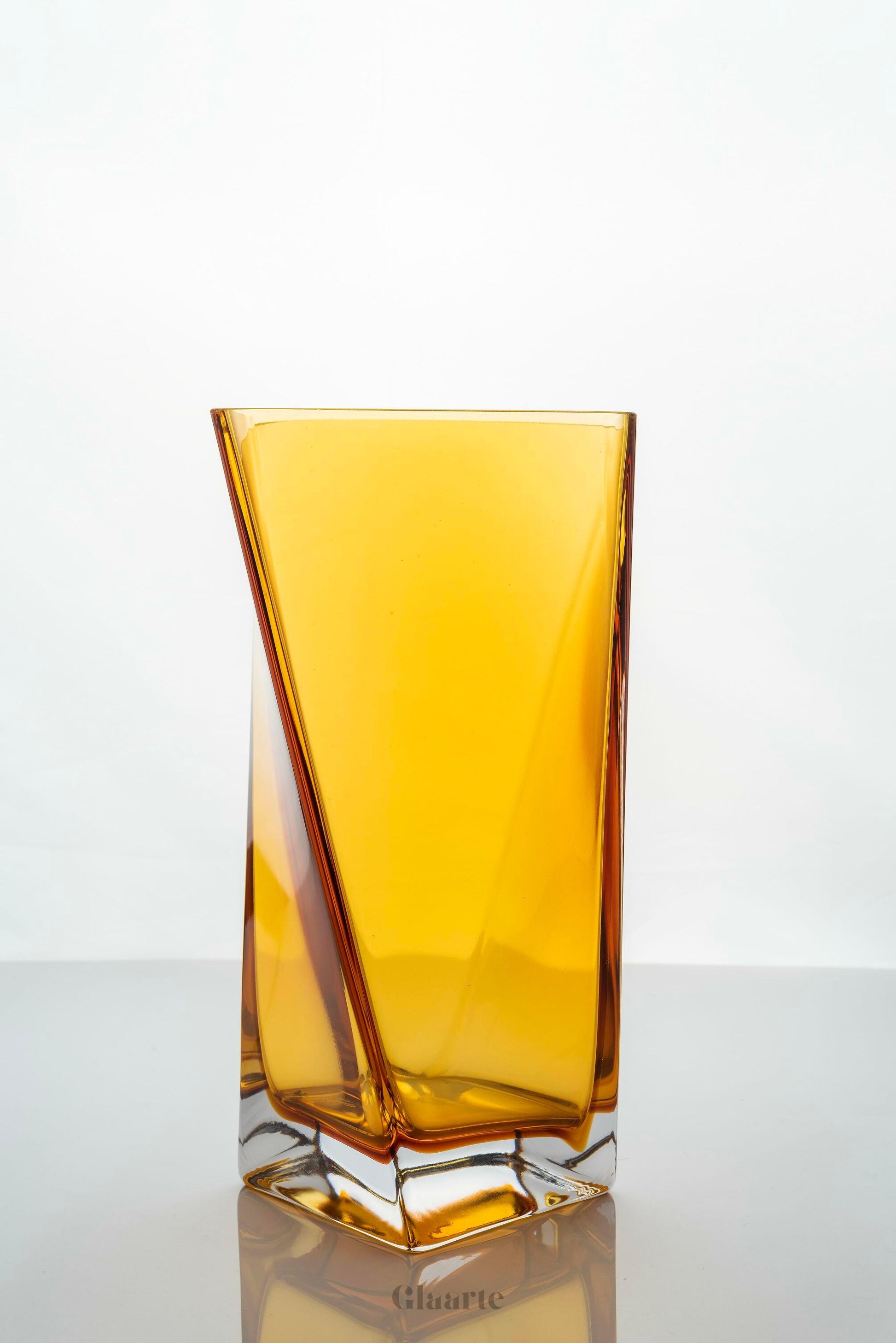 Szklany wazon dekoracyjny Torcido - Glaarte